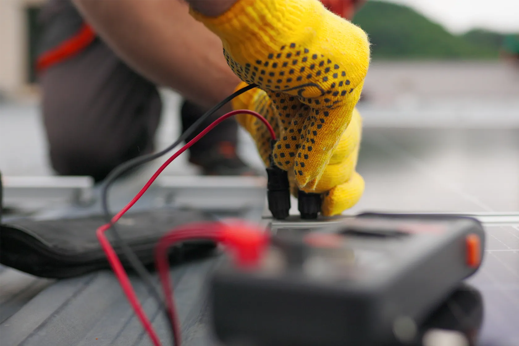 Elektriker mit Messgerät